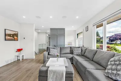 Image de Delta Modern 5 Br Home · Minutes to Vancouver & Yvr