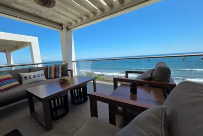 Image de Stunning 3-bedroom oceanfront apartment with unparalleled 180° views.