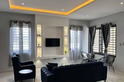 Image de 2 contemporary furnished 2-bedroom apartments  with excellent transport links