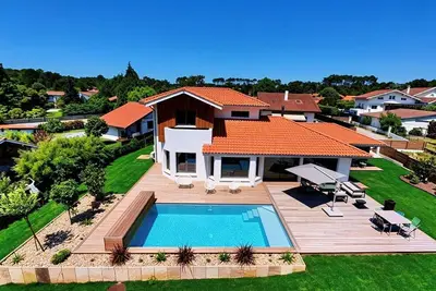 Image de Villa Les 3 Chenes avec piscine chauffée