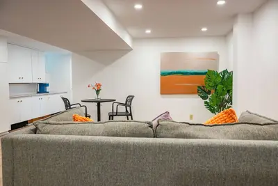Image de Newly Renovated Toronto Suite Near Subway  High Park- Toronto