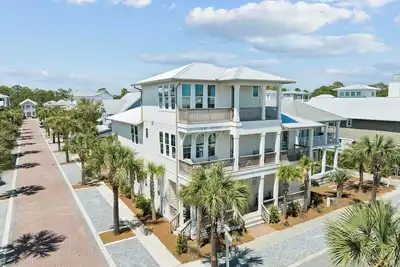 Image de Seacrest, Sleeps 18! Private Saltwater Pool, 4 Bikes, Walk to Beach/Town!