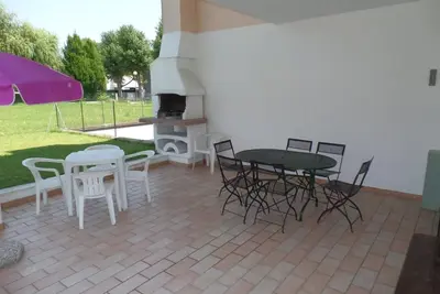 Image de Grande villa avec barbecue et jardin