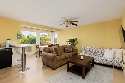 Image de Enjoy a bright and comfortable 2‑bedroom suite with a private entrance, full kitchen, and one bathroom. The space accommodates up to six guests and includes a cozy living area, smart Tv, Wi‑Fi