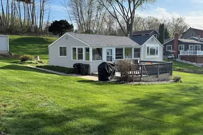 Image de Beautiful 2-bedroom Lake Cottage with Ac in charming Lodi Wi. Private Pier