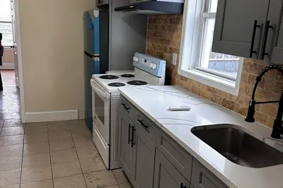 Image de Enjoyable 3-bedroom house with Central air in vibrant Bronx neighborhood