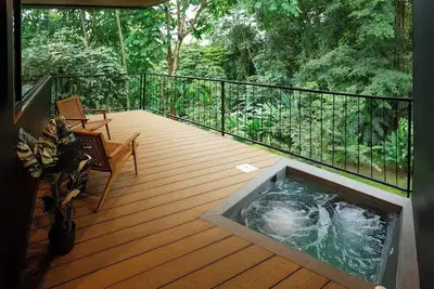 Image de Treetop cabin with hot tub, pool & trails