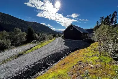 Image de Chalet de montagne niché au cœur de la nature norvégienne dans le Nordfjord