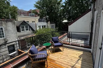 Image de Center City Hideaway- Roof Deck, Patio & Workspace