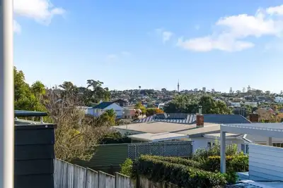 Image de St Heliers 2br Escape with Views & Parking