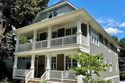 Image de Excellent location near Duke in the vibrant neighborhood of 9th St and Broad St;