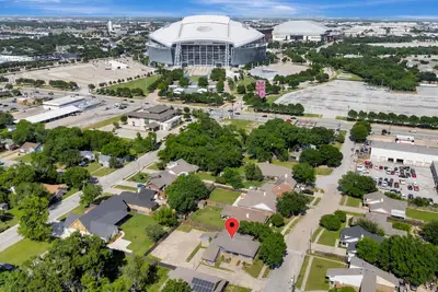 Image de 1-Block Walk-Dallas Stadium-Loft-Sleeps 4-W/D