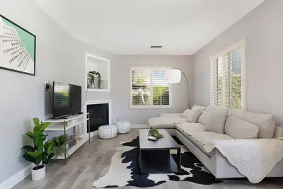 Image de Modern Irvine Getaway on Steely #42612