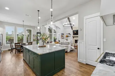 Image de Luxury 4 bedroom home w/ large backyard in golf course community & close to Dfw