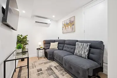 Image de The Double-Deluxe at Mt. Pleasant 2br New Ldry \"P\"