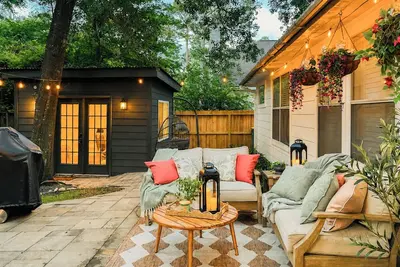 Image de Family-Friendly Retreat with Backyard Oasis, Gym & Private Office