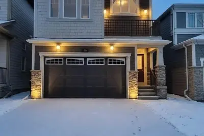 Image de ModernFamily Oasis in Sw Calgary, Huge PrivateYard
