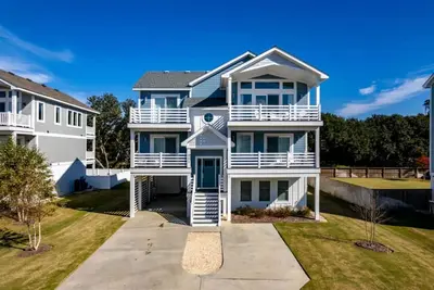 Image de Spacious Coastal Retreat with Pool, Hot Tub, Game Room & Private Balconies in Corolla, North Carolina