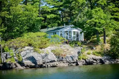 Image de Renovated Waterfront Cabin Perfect for Big Groups in Ontario