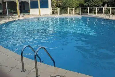 Image de T2 avec clim, piscine et terrasse en Provence. Proche Mont Ventoux
