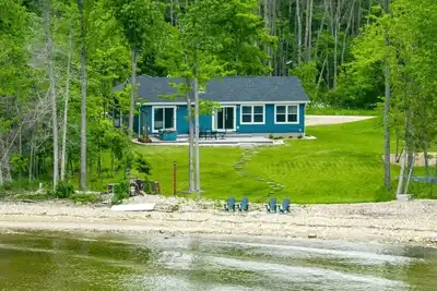 Image de Lovely Lake Cottage with Spacious Interior and Jacuzzi in Wisconsin