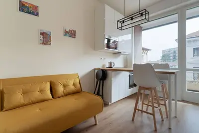 Image de Bright apartment of approximately 50 m2 located on the second floor of a building without a lift, capable of perfectly accommodating 4 people. The accommodation is located in the Affori district, just 200 meters from the M3 Yellow metro line Affori Centr