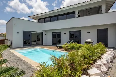 Image de New luxury apartment with private pool & office