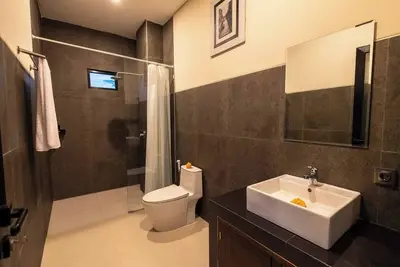 Image de New Tropical 3br Villa with Pool & Rooftop Oasis