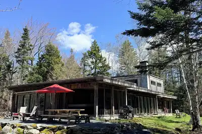 Image de Spacious private modern 4-bedroom house in beautiful natural setting in Brooklin