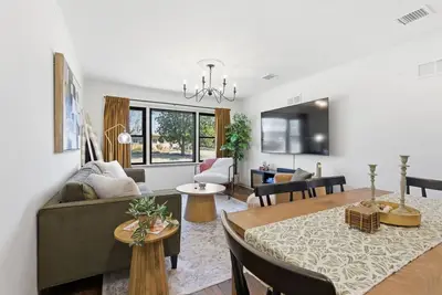 Image de Tulsa Suite Spot | King Bed•Near Expo•Tu•Dtwn