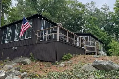 Image de Cozy Lakefront Cottage on Pleasant Lake's Lakeshore Drive