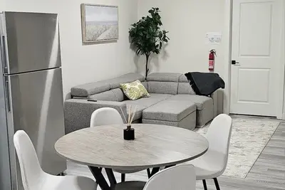 Image de Modern 2-Bedroom Basement Suite | Private Entrance | Trails, City & Banff