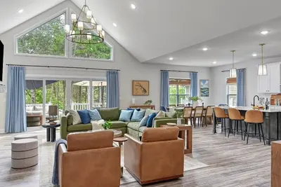 Image de New Build Lakefront with 2 Storey Boathouse, Hot tub, Firepit, Game Room, 7beds