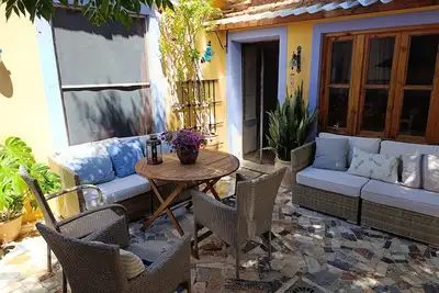 Image de Room with pool and patio in a shared house