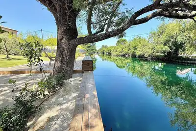 Image de La Villa sur la Sorgue : Bord de l'eau et centre ville à L'Isle-sur-la-Sorgue