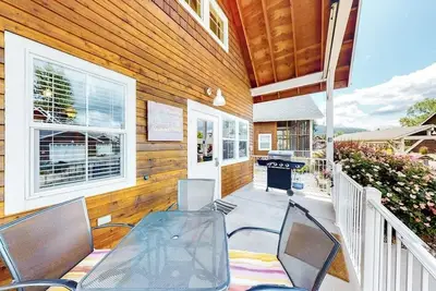 Image de Cute, dog-friendly cabin with a large patio & fireplace - walk to river beach