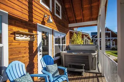 Image de Sunlit, dog-friendly home with hot tub, gas fireplace, & washer/dryer