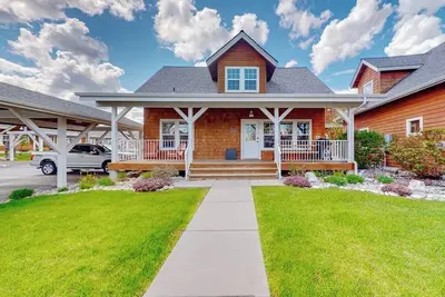 Image de Adorable, two-story home with a furnished front porch, fireplace, & washer/dryer