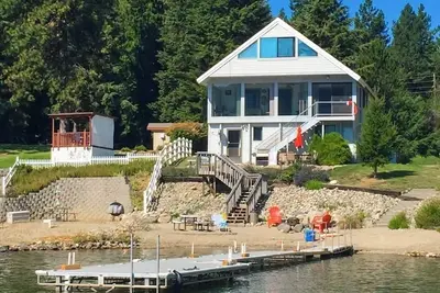 Image de Lakefront hideaway with games, grill, smart TVs, mountain views, & Ac