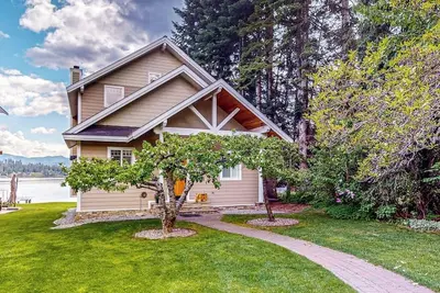 Image de Lakefront home and studio with kayaks, dock, WiFi, fireplaces, Bbq grill
