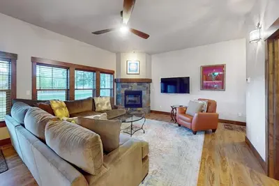 Image de Elegant, newer, 1st-floor condo with private hot tub - steps to resort marina