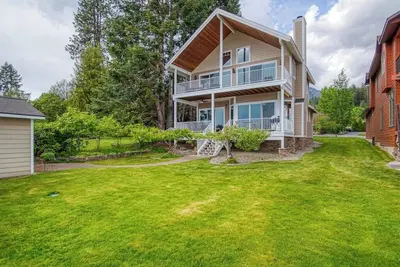 Image de Lakefront home with kayaks, dock, WiFi, fireplaces, Bbq grill