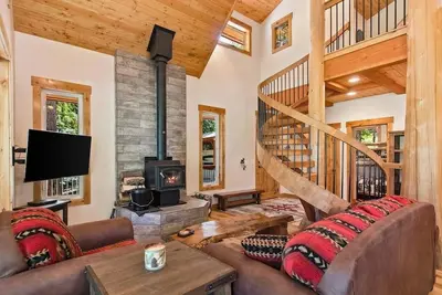 Image de Stunning mountain cabin with lake view, firepit, grill, patio & washer/dryer