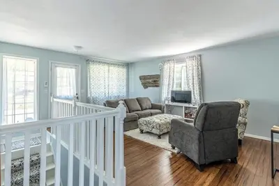 Image de Mountain-view home with large deck, gas grill, firepit, lawn, and central Ac
