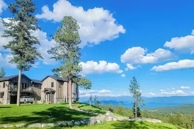 Image de Gorgeous lake-view cabin with game room & fireplaces - near Blacktail Mountain