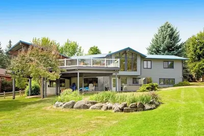 Image de Lakefront retreat with dock, private beach and two spacious homes