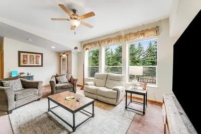 Image de Convenient home with lake and dock access