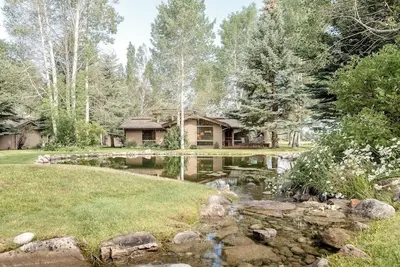 Image de Roomy townhome next to golf course with lovely deck & Teton views from living room