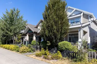 Image de 3 bedroom spacious private basement suite