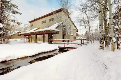 Image de Lovely home with well-equipped kitchen & back deck - walk to shopping & dining